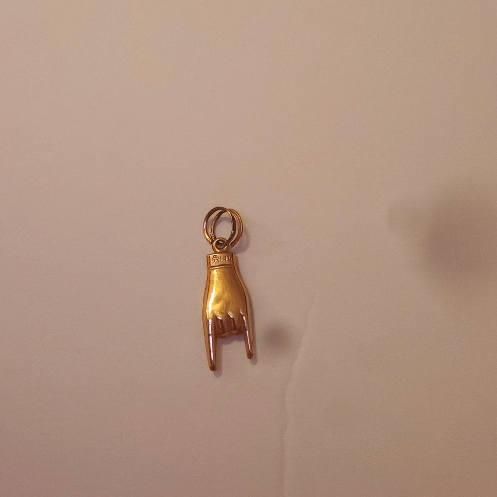 14K Yellow Gold Italian Good Luck Mano Cornuto Hand Charm Pendant